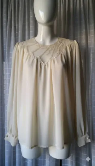 Blusa beige con encaje