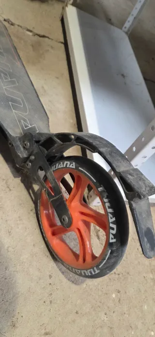 Patinete con rueda naranja