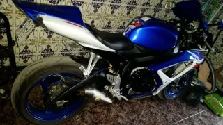 Suzuki GSXR600 Azul y Blanca