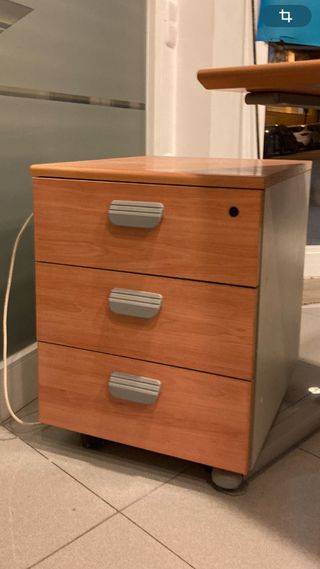 Mueble de cajones de madera y plástico