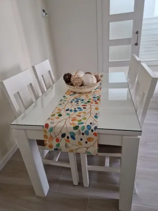 Mesa de salón con 4 sillas