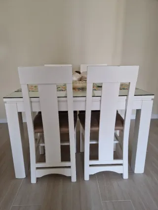 Mesa de salón con 4 sillas