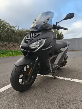 Peugeot 125 Maxi Scooter Negra y Plateada