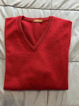 Jersey de cuello pico.