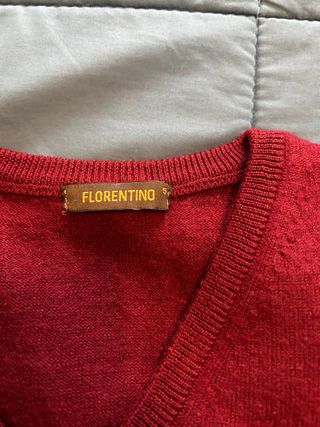 Jersey de cuello pico.