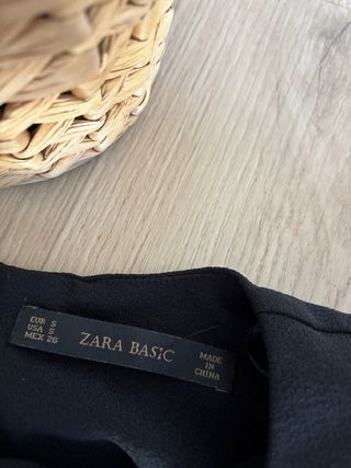 Vestido negro Zara manga acampanada encaje