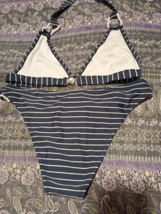 Bikini de triángulo a rayas