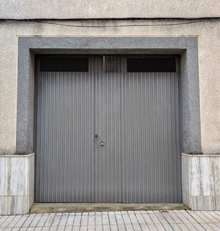 Puerta de garaje de hierro