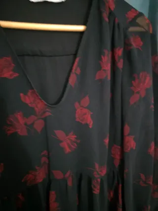 Vestido negro Zara flores rojas