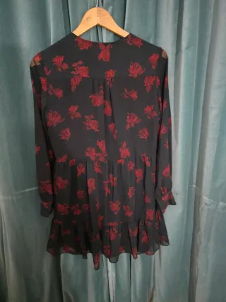 Vestido negro Zara flores rojas