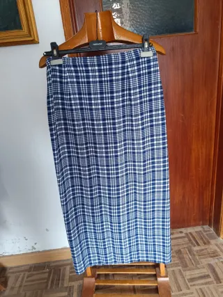 Saia traçada em xadrez azul e branca