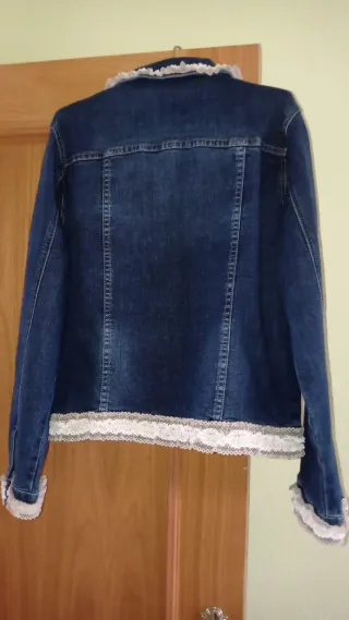 Cazadora vaquera con bordado