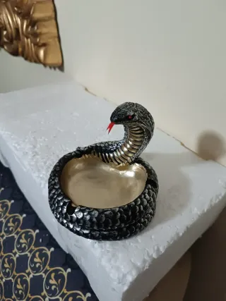 Cenicero Cobra Negro y Dorado 9cm