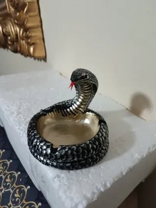 Cenicero Cobra Negro y Dorado 9cm