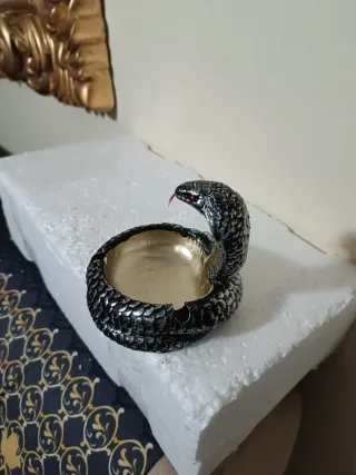 Cenicero Cobra Negro y Dorado 9cm
