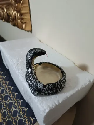 Cenicero Cobra Negro y Dorado 9cm