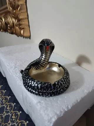Cenicero Cobra Negro y Dorado 9cm