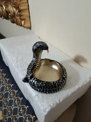 Cenicero Cobra Negro y Dorado 9cm