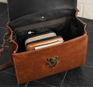 Borsetta marrone con decorazioni floreali