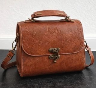 Borsetta marrone con decorazioni floreali