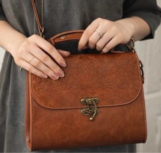 Borsetta marrone con decorazioni floreali