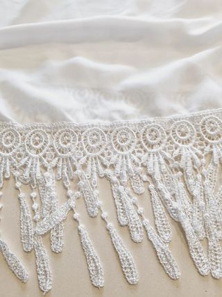 Top T M con puntilla y flecos escote Bardot