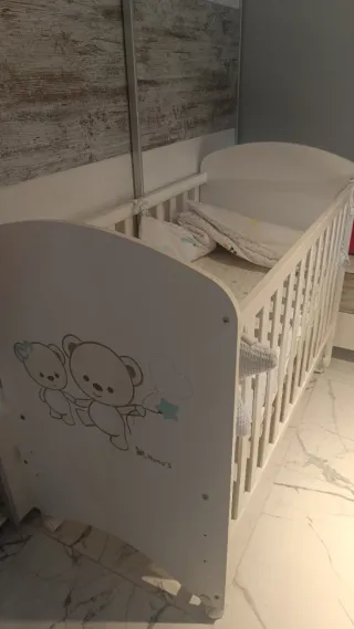 Cuna de bebé y bañera cajonera con cambiador