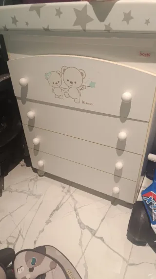 Cuna de bebé y bañera cajonera con cambiador