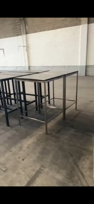 Mesa alta cuadrada de metal