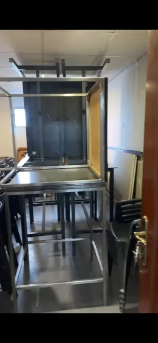 Mesa alta cuadrada de metal