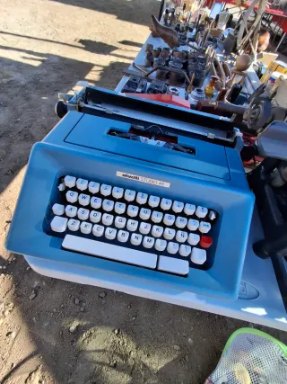 Máquina de escribir Olivetti Studio 46 azul