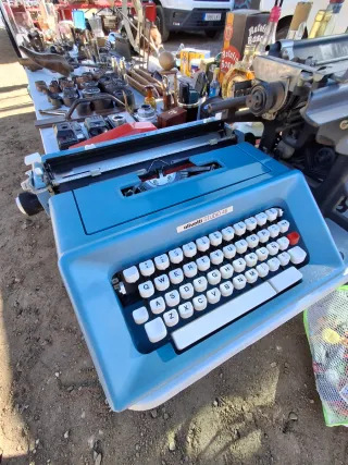 Máquina de escribir Olivetti Studio 46 azul