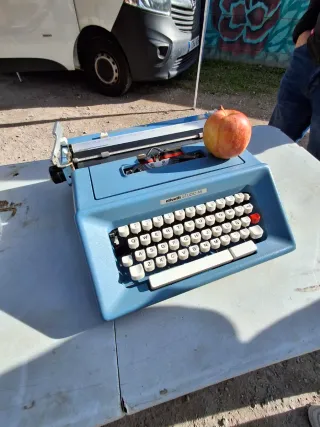 Máquina de escribir Olivetti Studio 46 azul