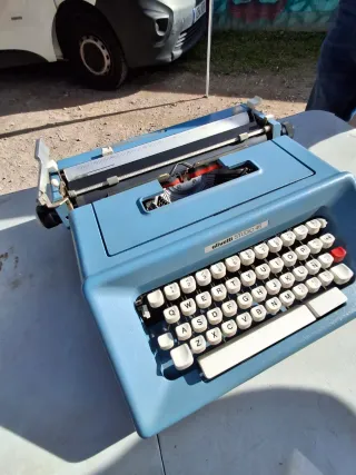 Máquina de escribir Olivetti Studio 46 azul