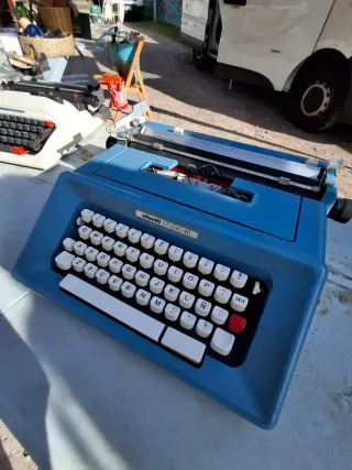 Máquina de escribir Olivetti Studio 46 azul