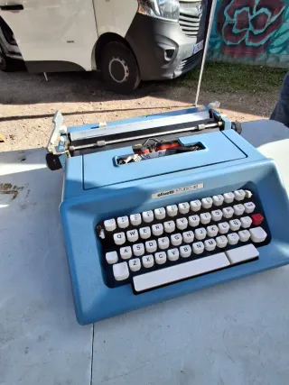 Máquina de escribir Olivetti Studio 46 azul
