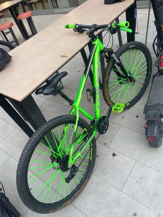 Bicicleta de montaña verde