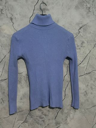 Blusa de cuello alto azul