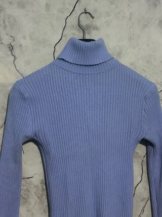 Blusa de cuello alto azul