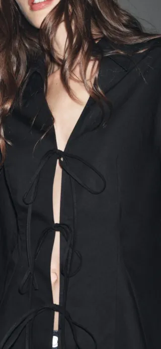 Camisa popelín negra con lazadas