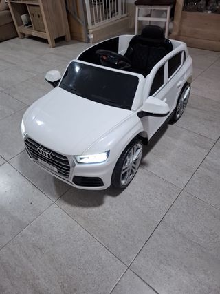 Coche eléctrico Audi Q5 blanco