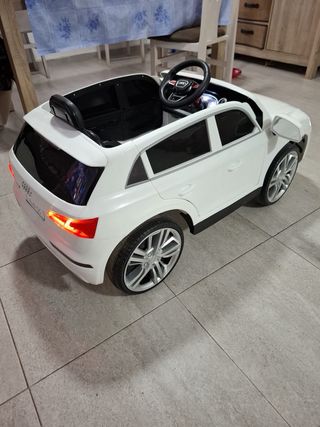 Coche eléctrico Audi Q5 blanco