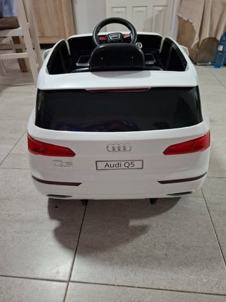 Coche eléctrico Audi Q5 blanco
