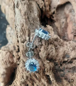 Pendientes estilo roseta plateados piedra azul