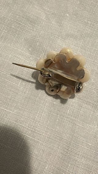 Broche antiguo coral blanco