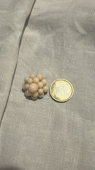 Broche antiguo coral blanco