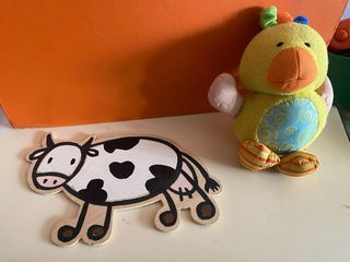 Vaca de madera y pollo de peluche