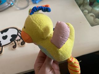 Vaca de madera y pollo de peluche