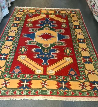 Tappeto rosso e giallo con motivi geometrici