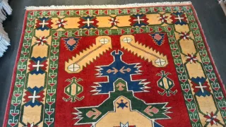 Tappeto rosso e giallo con motivi geometrici